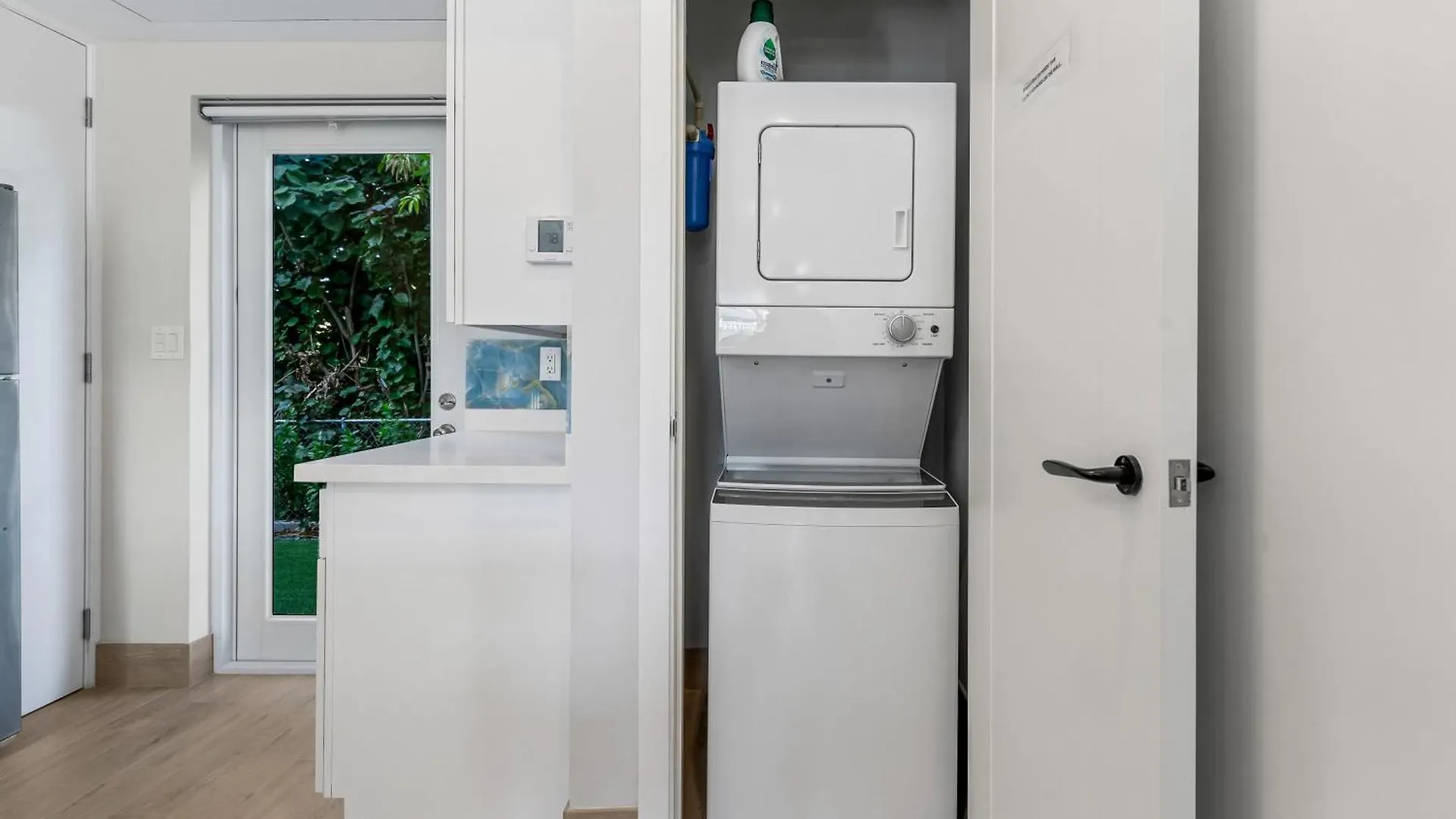 Affordable Luxury Apartments, 3 Min To Beach West Bay 아파트